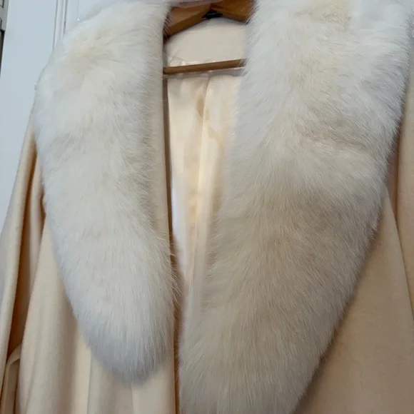 Absolutely Stunning Winter White 100% Wool full length coat with Rabbit collar! - Picture 9 of 17
